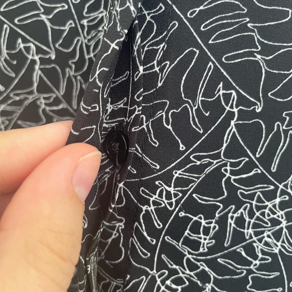 CONTEMPORAINE Flowy Cap Sleeve Button Down - Picture 6 of 9